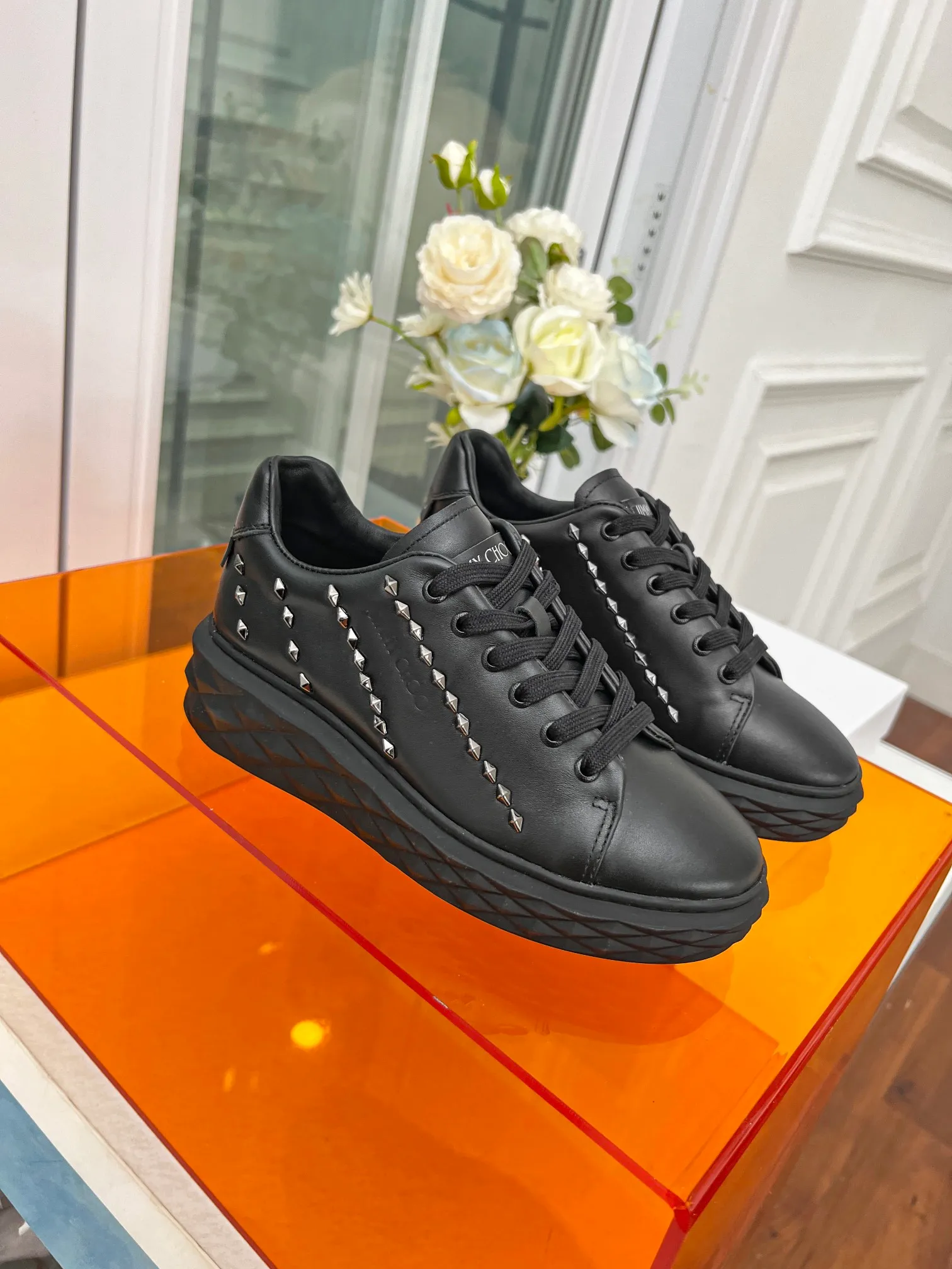👟👟Ex-factory price 640👟👟 (rivet) Jimmy choo Jimmy Choo 2024 spring and summer Jc new Diamond A new series of sports shoes🔥The uppers are made of original imported cowhide with rivet embellishments🎵The soles are made of brand elements to prevent diamond multi-faceted cutting and have a full three-dimensional feel💥The gradually thinner and thicker soles are designed to make the shoes more comfortable on the feet without the slightest sense of oppression🌹A Diamond sneaker that is fashionable, comfortable, versatile and luxurious is worth owning🧚‍♀️ Fabric: Original imported top layer 🐂cowhide Inner lining: imported 🐑 sheepskin Foot: original injection molded 🐑 sheepskin Outsole: original glass glue combination bottom Size: 34-41 (custom-made size 34.41 is non-refundable)